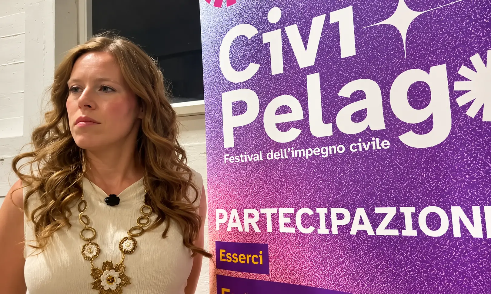 Intervista al festival con banner viola